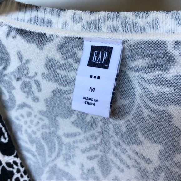 Gap-Black & White Floral print V-neck Sweater (M) - Picture 6 of 7